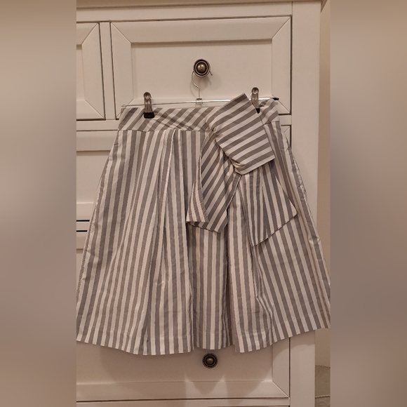 Cue Dresses & Skirts - CUE Grey & White Striped Pleated Skirt